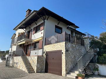 VILLA A SCHIERA D'ANGOLO A MUGGIA