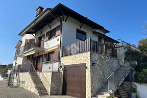 VILLA A SCHIERA D'ANGOLO A MUGGIA