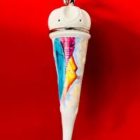 Corno in porcellana e dipinti a mano. Leggi.