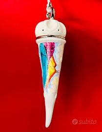 Corno in porcellana e dipinti a mano. Leggi.