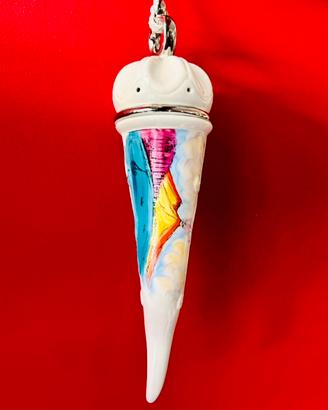 Corno in porcellana e dipinto a mano. Leggi.