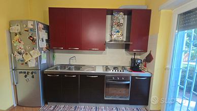 Mobile cucina con elettrodomestici e penisola 