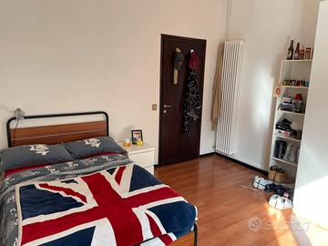 Libera camera singola arredata