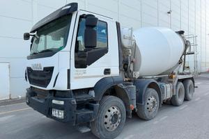 IVECO TRAKKER 400 con betoniera Liebherr