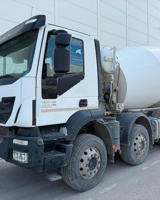 IVECO TRAKKER 400 con betoniera Liebherr
