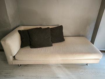Divano chaise longue.
