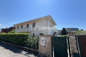 BILOCALE CON TAVERNA, PISCINA E POSTO AUTO COPERTO