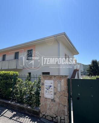 BILOCALE CON TAVERNA, PISCINA E POSTO AUTO COPERTO