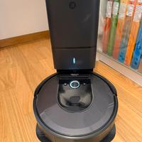 IRobot Roomba i7+ con Clean Base e ricambi