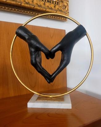 Scultura mani a cuore oro e base di marmo bianco