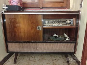 mobile con radio e giradischi Telefunken anni 50