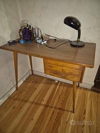 scrivania vintage compatta