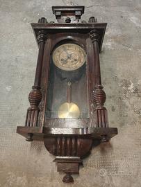 Orologio da parete antico in legno con pendolo