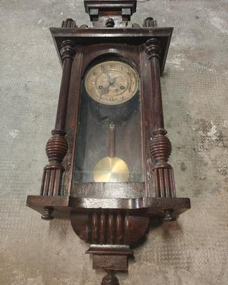 Orologio da parete antico in legno con pendolo