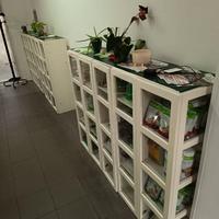 Mobili con vetrina, bancone e sgabello