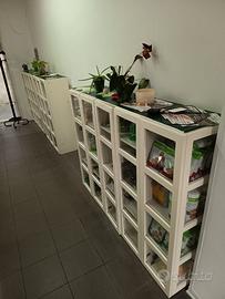 Mobili con vetrina, bancone e sgabello