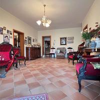 CASA INDIPENDENTE DI AMPIE METRATURE CON CORTE PRI