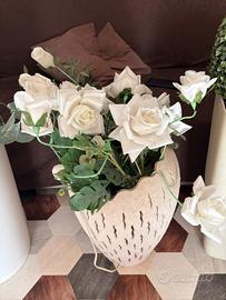 Vaso con piante e fiori