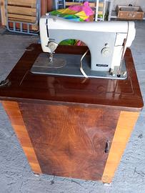 Macchina da cucire vintage Necchi mod 75