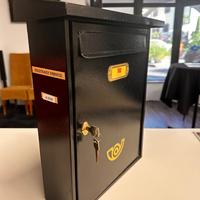 Cassetta postale nera
