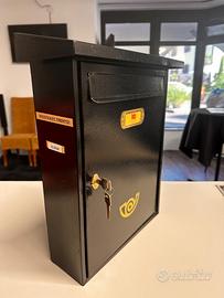 Cassetta postale nera