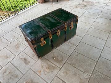 Аntico baule vintage in metallo e legno.