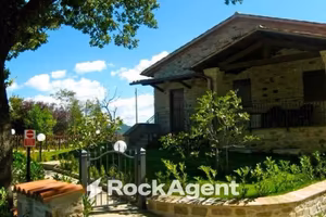 Rustico / Casale di 300 m² con più di 5 locali a F