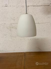 Coppia di lampadari con paralume in vetro