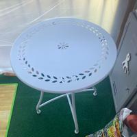 Tavolino e sedie da giardino