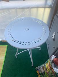 Tavolino e sedie da giardino