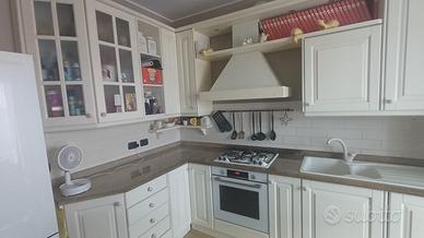 Cucina in legno e marmo + elettrodomestici