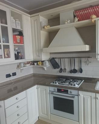 Cucina in legno e marmo + elettrodomestici