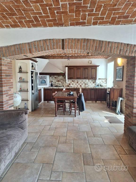 Rustico / Casale di 195 m² con più di 5 locali e b - Altro