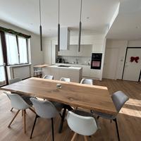 Tavolo in legno con gambe in ferro