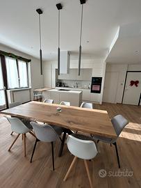 Tavolo in legno con gambe in ferro