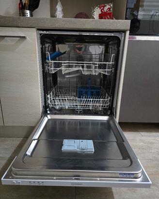 Lavastoviglie Indesit con piccolo problema
