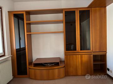 Libreria con ripiani e vetrinette