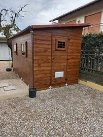 Casetta in legno marrone con perline abete