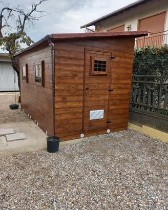Casetta in legno marrone con perline abete
