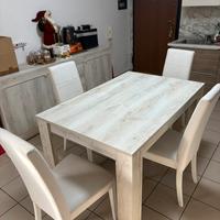 Tavolino con 4 Sedie + Vetrina