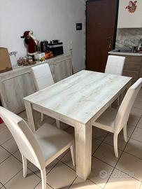 Tavolino con 4 Sedie + Vetrina