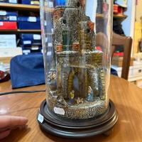 Presepe che si illumina dentro una bolla di vetro