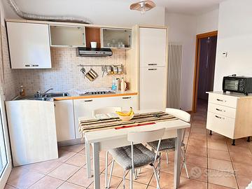 Cucina completa + tavolo e 3 sedie