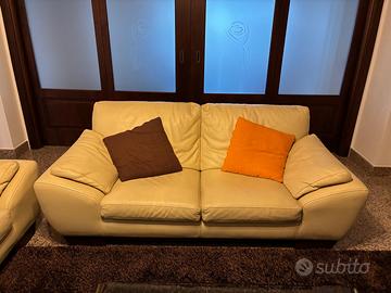 Coppia divani + tavolo con 4 sedie