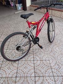 bicicletta rossa cambio Shimano