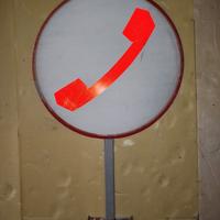 Insegna vintage con telefono 