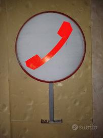 Insegna vintage con telefono 