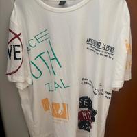 T-shirt nuova con frasi e fantasia