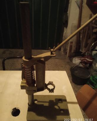 Tappatrice per tappi a corona