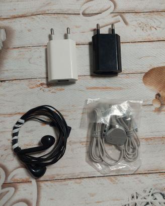 Cuffie e caricatori USB per cellulare